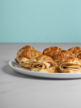 Cargar imagen en el visor de la galería, Mini Croissant de Jamón y Queso