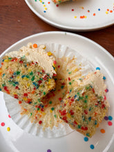 Cargar imagen en el visor de la galería, Caja de Cupcakes Confeti