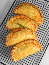 Cargar imagen en el visor de la galería, Empanadas de Pollo con Champiñones 4 und