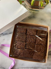 Cargar imagen en el visor de la galería, Brownies en cajita 24 und