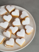 Cargar imagen en el visor de la galería, Alfajorcitos en forma de corazón
