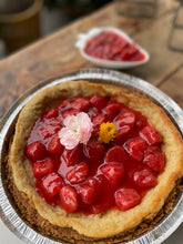 Cargar imagen en el visor de la galería, Cheesecake horneado de Fresas
