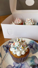 Cargar imagen en el visor de la galería, Caja de Cupcakes de Vainilla y merengue
