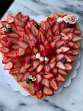 Cargar imagen en el visor de la galería, Tartaleta de fresas en forma de corazón
